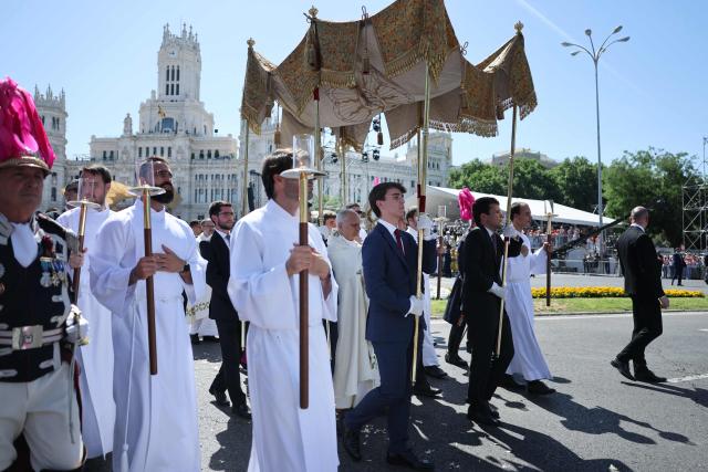 Pope Leo XIV walks under a processional canopy holding the monstrance containing the sacred host during the Corpus Christi procession following the Holy Mass held in the Plaza de Cibeles in Madrid on June 7, 2026. Pope Leo XIV is visiting Spain June 6-12 with stops in Madrid, Barcelona, and the Canary Islands, where he will meet with migrants and organisations dedicated to helping them. (Photo by Thomas COEX / AFP)
