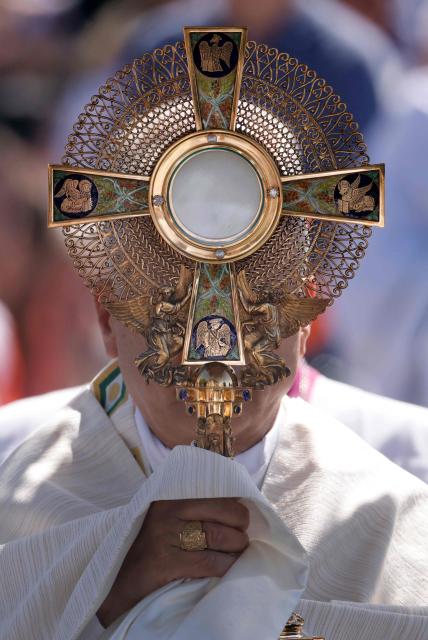 Pope Leo XIV holds the monstrance containing the sacred host during the Corpus Christi procession following the Holy Mass held in the Plaza de Cibeles in Madrid on June 7, 2026. Pope Leo XIV is visiting Spain June 6-12 with stops in Madrid, Barcelona, and the Canary Islands, where he will meet with migrants and organisations dedicated to helping them. (Photo by Oscar DEL POZO / AFP)