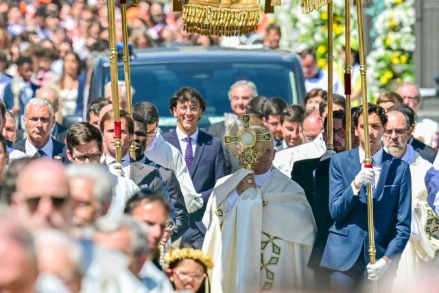 Pope Leo XIV walks along Alcala Street during the Corpus Christi procession following the Holy Mass held in the Plaza de Cibeles in Madrid on June 7, 2026. Pope Leo XIV is visiting Spain June 6-12 with stops in Madrid, Barcelona, and the Canary Islands, where he will meet with migrants and organisations dedicated to helping them. (Photo by Stefano RELLANDINI / AFP)