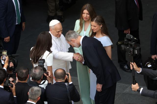 Spain's King Felipe VI (C) bids farewell to Pope Leo XIV accompanied by his family after the Holy Mass and Corpus Christi procession led by the pope in the Plaza de Cibeles in Madrid on June 7, 2026. Pope Leo XIV is visiting Spain June 6-12 with stops in Madrid, Barcelona, and the Canary Islands, where he will meet with migrants and organisations dedicated to helping them. (Photo by Pierre-Philippe MARCOU / AFP)
