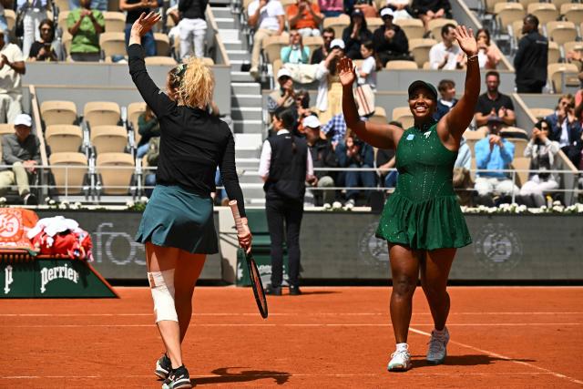 US Taylor Townsend (R) and Czech Republic's Katerina Siniakova celebrate their victory at the end of their women's doubles final match against Kazakhstan's Anna Danilina and Serbia's Aleksandra Krunic on day 15 of the French Open tennis tournament on Court Philippe-Chatrier at the Roland-Garros Complex in Paris on June 7, 2026. (Photo by JULIEN DE ROSA / AFP)