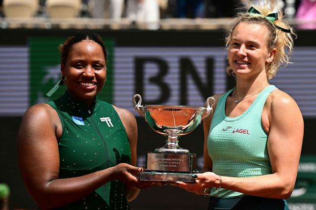 Winners US Taylor Townsend (L) and Czech Republic's Katerina Siniakova pose with the trophy after their women's doubles final match against Kazakhstan's Anna Danilina and Serbia's Aleksandra Krunic on day 15 of the French Open tennis tournament on Court Philippe-Chatrier at the Roland-Garros Complex in Paris on June 7, 2026. (Photo by JULIEN DE ROSA / AFP)