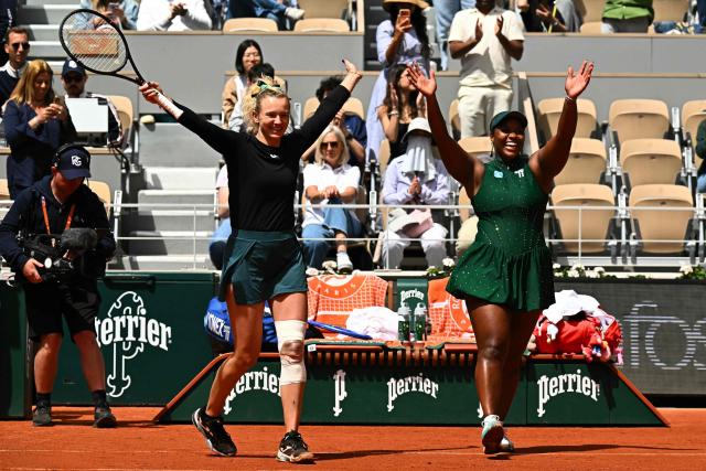 US Taylor Townsend (R) and Czech Republic's Katerina Siniakova celebrate their victory at the end of their women's doubles final match against Kazakhstan's Anna Danilina and Serbia's Aleksandra Krunic on day 15 of the French Open tennis tournament on Court Philippe-Chatrier at the Roland-Garros Complex in Paris on June 7, 2026. (Photo by JULIEN DE ROSA / AFP)