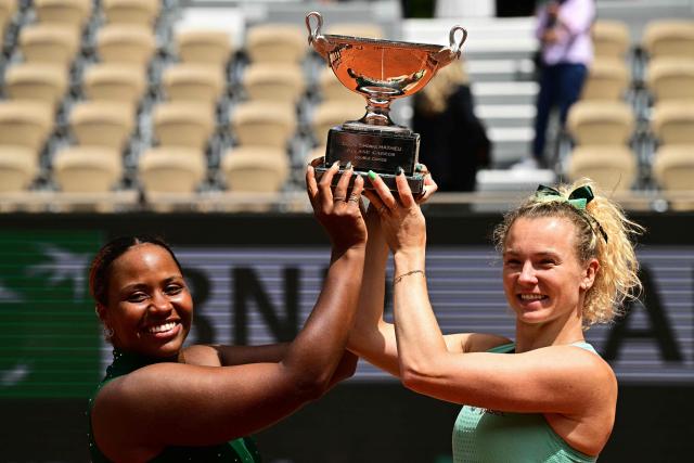 Winners US Taylor Townsend (L) and Czech Republic's Katerina Siniakova lift the trophy after their women's doubles final match against Kazakhstan's Anna Danilina and Serbia's Aleksandra Krunic on day 15 of the French Open tennis tournament on Court Philippe-Chatrier at the Roland-Garros Complex in Paris on June 7, 2026. (Photo by JULIEN DE ROSA / AFP)