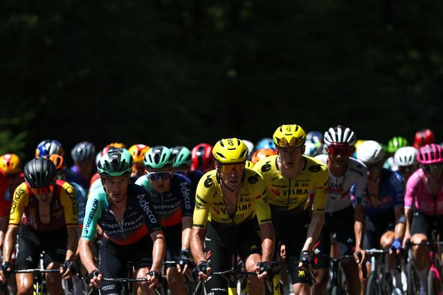 Team Visma | Lease a Bike's Norwegian rider Jorgen Nordhagen (C) cycles with the pack of riders (peloton) during the 1st stage of the Tour Auvergne-Rhone-Alpes cycling race (formerly known as the Criterium du Dauphine), 146,2km between Vizille and Saint-Ismier, in the French Alps, on June 7, 2026. (Photo by Anne-Christine POUJOULAT / AFP)
