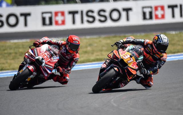 Team Red Bull KTM Factory Racing's Pedro Acosta (R) and Team Ducati Lenovo Team's Marc Marquez compete during the Hungarian Motorcycle MotoGP Grand Prix at the Balaton Park circuit in Balatonfokajar, Hungary, on June 7, 2026. (Photo by Ferenc ISZA / AFP)