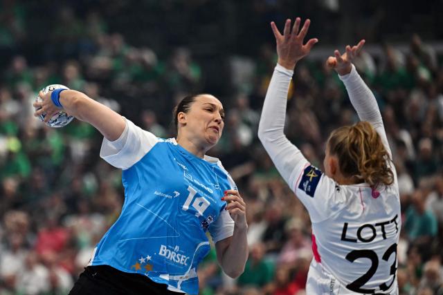 CSM Bucuresti's Montenegrin left back Djurdjina Jaukovic (L) and Brest Bretagne's German left back Annika Lott vie for the ball during the EHF Women's Handball Champions League third place match between Brest Bretagne Handball and CSM Bucuresti in Budapest on June 7, 2026. (Photo by Attila KISBENEDEK / AFP)