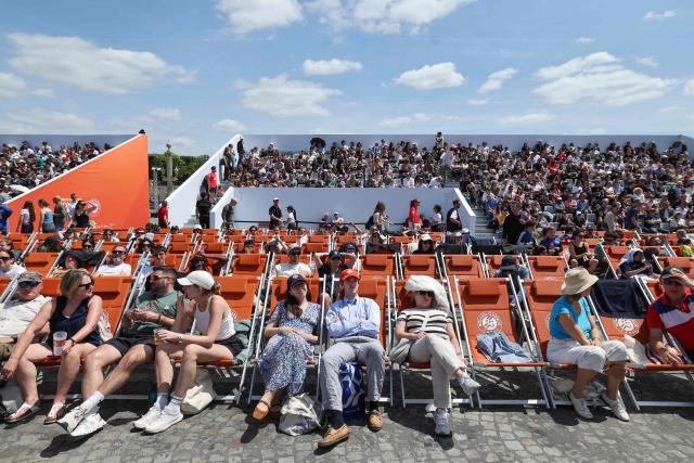 Spectators prepare to watch the men's final singles match on day 15 of the French Open tennis tournament, broadcast at a fan zone set up on the Place de la Concorde in Paris on June 7, 2026. (Photo by Xavier GALIANA / AFP)
