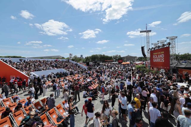 Spectators prepare to watch the men's final singles match on day 15 of the French Open tennis tournament, broadcast at a fan zone set up on the Place de la Concorde in Paris on June 7, 2026. (Photo by Xavier GALIANA / AFP)