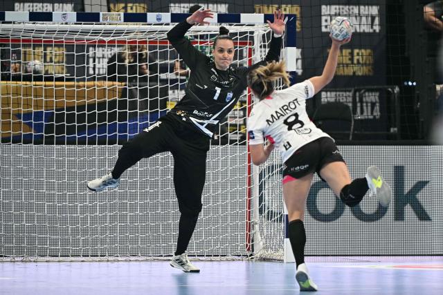 Brest Bretagne's French back Clarisse Mairot (R) makes an attempt on goal against CSM Bucuresti's Brazilian goalkeeper Gabriela Moreschi during the EHF Women's Handball Champions League third place match between Brest Bretagne Handball and CSM Bucuresti in Budapest on June 7, 2026. (Photo by Attila KISBENEDEK / AFP)