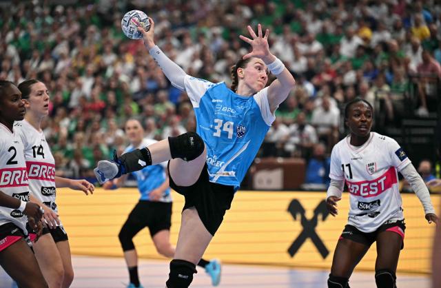 CSM Bucuresti's Montenegrin line player Tatjana Brnovic (C) makes an attempt on goal during the EHF Women's Handball Champions League third place match between Brest Bretagne Handball and CSM Bucuresti in Budapest on June 7, 2026. (Photo by Attila KISBENEDEK / AFP)