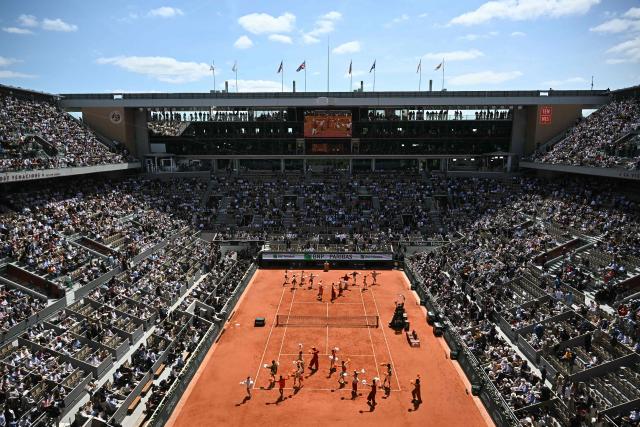 Dancers perform during the ceremony on Court Philippe-Chatrier ahead of the men's final singles match on day 15 of the French Open tennis tournament at the Roland-Garros Complex in Paris on June 7, 2026. (Photo by JULIEN DE ROSA / AFP)