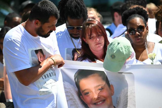 Lyhanna's father and mother Martial Bernard (L) and Charly Rameau (C) take part in a silent march in tribute to Lyhanna, an 11-year-old girl found dead on June 4 after having been reported missing since May 29, in Fleurance, southwestern France, on June 7, 2026. Outrage has erupted in France after it emerged the main suspect Jerome.B, a 41-year-old father of two, had been repeatedly accused of sexually abusing children but no action was taken to protect others. The inscription on the jerseys reads : "Never again !". (Photo by Lionel BONAVENTURE / AFP)