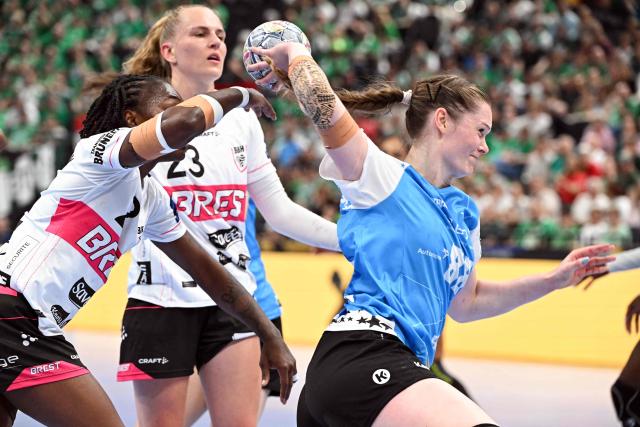CSM Bucuresti's Danish left back Anne Mette Hansen (R) and Brest Bretagne's French centre back Meline Nocandy (L) vie for the ball during the EHF Women's Handball Champions League third place match between Brest Bretagne Handball and CSM Bucuresti in Budapest on June 7, 2026. (Photo by Attila KISBENEDEK / AFP)