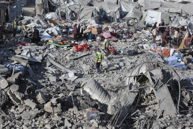 Palestinians assess damage at the site of an Israeli airstrike in Khan Yunis, southern Gaza Strip, on June 7, 2026. Israel and Hamas accuse each other of near-daily violations of the truce meant to halt the war in Gaza, which was triggered by Hamas's October 7, 2023 attack on Israel. At least 961 Palestinians have been killed since the ceasefire took effect on October 10 last year, according to Gaza's health ministry, which operates under Hamas authority and whose figures are considered reliable by the United Nations. The Israeli army has reported five deaths in its ranks during the same period. (Photo by Bashar Taleb / AFP)