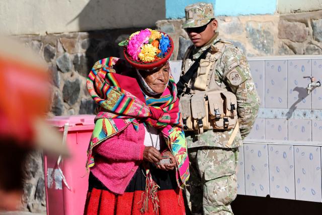An elderly lady arrives to vote during the presidential election runoff at a polling station in Ollantaytambo, department of Cusco, Peru, on June 7, 2026. Peruvians will choose their ninth president in 10 years in a tight runoff election between conservative Keiko Fujimori and leftist Roberto Sanchez, who are trying to woo voters fed up with political chaos and rising crime. (Photo by Jose Angulo / AFP)