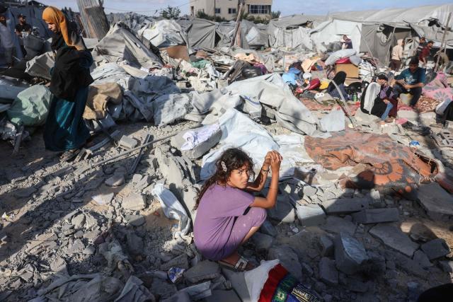 A girl looks on as Palestinians assess damage at the site of an Israeli airstrike in Khan Yunis, southern Gaza Strip, on June 7, 2026. Israel and Hamas accuse each other of near-daily violations of the truce meant to halt the war in Gaza, which was triggered by Hamas's October 7, 2023 attack on Israel. At least 961 Palestinians have been killed since the ceasefire took effect on October 10 last year, according to Gaza's health ministry, which operates under Hamas authority and whose figures are considered reliable by the United Nations. The Israeli army has reported five deaths in its ranks during the same period. (Photo by Bashar Taleb / AFP)