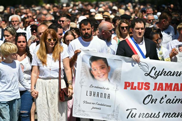 Lyhanna's father Martial Bernard (C) and Fleurance mayor Gregory Bobbato (R) take part in a silent march in tribute to Lyhanna, an 11-year-old girl found dead on June 4 after having been reported missing since May 29, in Fleurance, southwestern France, on June 7, 2026. Outrage has erupted in France after it emerged the main suspect Jerome.B, a 41-year-old father of two, had been repeatedly accused of sexually abusing children but no action was taken to protect others. The inscription on the jerseys reads : "Never again !". (Photo by Lionel BONAVENTURE / AFP)