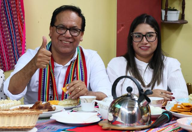 Peru's presidential candidate Roberto Sanchez, for the Juntos por el Peru party, gives a thumbs up next to his wife Claudia Pinazzo during an election-day breakfast in Huaral, Lima department, Peru on June 7, 2026. Peruvians will choose their ninth president in 10 years in a tight runoff election between conservative Keiko Fujimori and leftist Roberto Sanchez, who are trying to woo voters fed up with political chaos and rising crime. (Photo by Connie FRANCE / AFP)