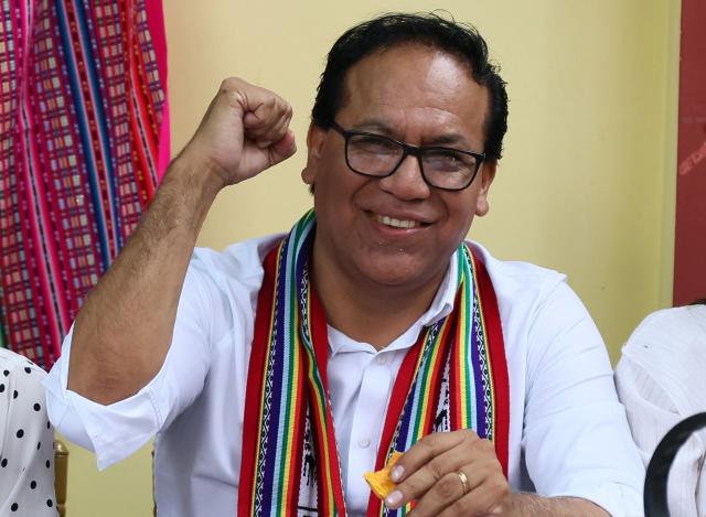 Peru's presidential candidate Roberto Sanchez, for the Juntos por el Peru party, raises a clenched fist during an election-day breakfast in Huaral, Lima department, Peru on June 7, 2026. Peruvians will choose their ninth president in 10 years in a tight runoff election between conservative Keiko Fujimori and leftist Roberto Sanchez, who are trying to woo voters fed up with political chaos and rising crime. (Photo by Connie FRANCE / AFP)