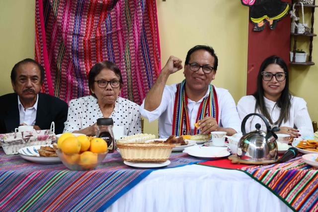 Peru's presidential candidate Roberto Sanchez, for the Juntos por el Peru party, gestures next to his wife Claudia Pinazzo (R) and his parents during an election-day breakfast in Huaral, Lima department, Peru on June 7, 2026. Peruvians will choose their ninth president in 10 years in a tight runoff election between conservative Keiko Fujimori and leftist Roberto Sanchez, who are trying to woo voters fed up with political chaos and rising crime. (Photo by Connie FRANCE / AFP)
