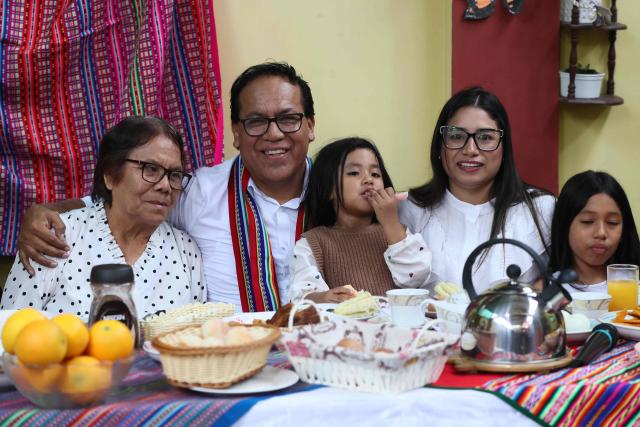 Peru's presidential candidate Roberto Sanchez, for the Juntos por el Peru party, poses with his wife Claudia Pinazzo (2nd R), their daughters Qorianka (R) and Killa (C), and his mother during an election-day breakfast in Huaral, Lima department, Peru on June 7, 2026. Peruvians will choose their ninth president in 10 years in a tight runoff election between conservative Keiko Fujimori and leftist Roberto Sanchez, who are trying to woo voters fed up with political chaos and rising crime. (Photo by Connie FRANCE / AFP)