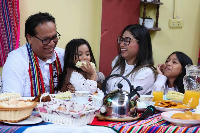 Peru's presidential candidate Roberto Sanchez, for the Juntos por el Peru party, attends an election-day breakfast with his wife Claudia Pinazzo (2nd R) and their daughters Qorianka (R) and Killa in Huaral, Lima department, Peru on June 7, 2026. Peruvians will choose their ninth president in 10 years in a tight runoff election between conservative Keiko Fujimori and leftist Roberto Sanchez, who are trying to woo voters fed up with political chaos and rising crime. (Photo by Connie FRANCE / AFP)