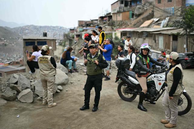 Police officers stand guard as Peru's presidential candidate Keiko Fujimori attends an election-day breakfast in the San Juan de Lurigancho neighbourhood, on the northern outskirts of Lima, on June 7, 2026. (Photo by ERNESTO BENAVIDES / AFP)