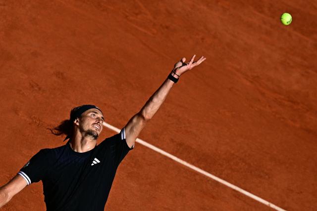 TOPSHOT - Germany's Alexander Zverev serves to Italy's Flavio Cobolli during their men's final singles match on day 15 of the French Open tennis tournament on Court Philippe-Chatrier at the Roland-Garros Complex in Paris on June 7, 2026. (Photo by JULIEN DE ROSA / AFP)