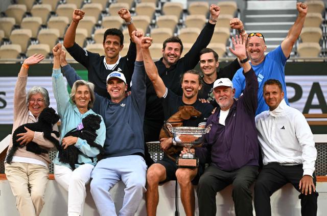 Germany's Alexander Zverev poses with the Coupe des Mousquetaires (Musketeers' Trophy) and his team and relatives after winning the men's final singles match against Italy's Flavio Cobolli on day 15 of the French Open tennis tournament on Court Philippe-Chatrier at the Roland-Garros Complex in Paris on June 7, 2026. (Photo by JULIEN DE ROSA / AFP)