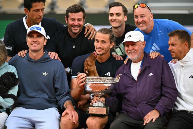 Germany's Alexander Zverev poses with the Coupe des Mousquetaires (Musketeers' Trophy) and his team and relatives after winning the men's final singles match against Italy's Flavio Cobolli on day 15 of the French Open tennis tournament on Court Philippe-Chatrier at the Roland-Garros Complex in Paris on June 7, 2026. (Photo by JULIEN DE ROSA / AFP)