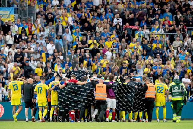 Denmark's and Ukraine's players huddle to accompany Christian Eriksen to a waiting ambulance during the football international friendly match between Denmark and Ukraine at Odense Stadium in Denmark, on June 7, 2026. Christian Eriksen collapsed during Denmark's friendly against Ukraine on June 7, 2026, five years after he suffered a cardiac arrest during the European Championships. (Photo by Bo Amstrup / Ritzau Scanpix / AFP) / Denmark OUT