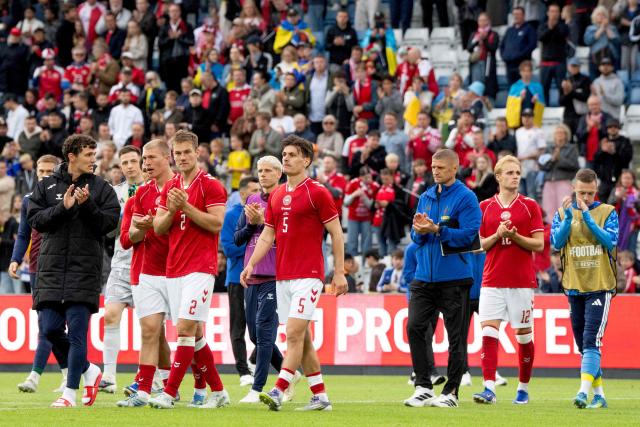 Denmark's defender #02 Joachim Andersen Joachim Andersen (C-L), Denmark's defender #05 Joakim Maehle (C) and Denmark's midfielder #12 Victor Froholdt (2nd R) along with other Denmark's players greet the fans after Denmark's midfielder #10 Christian Eriksen collapsed during the football international friendly match between Denmark and Ukraine at Odense Stadium in Denmark, on June 7, 2026. Christian Eriksen collapsed during Denmark's friendly against Ukraine on June 7, 2026, five years after he suffered a cardiac arrest during the European Championships. (Photo by Bo Amstrup / AFP) / Denmark OUT