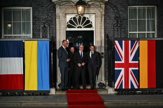 (L to R) Germany's Chancellor Friedrich Merz, Ukraine's President Volodymyr Zelensky, Britain's Prime Minister Keir Starmer and France's President Emmanuel Macron chat on the 10 Downing Street doorstep after a meeting in central London on June 7, 2026. (Photo by Ben STANSALL / POOL / AFP)