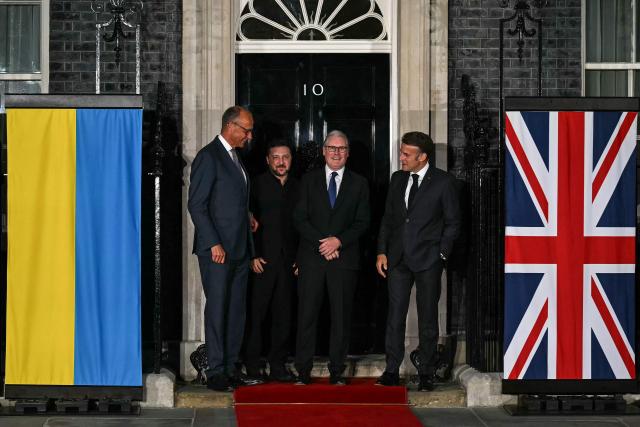 (L to R) Germany's Chancellor Friedrich Merz, Ukraine's President Volodymyr Zelensky, Britain's Prime Minister Keir Starmer and France's President Emmanuel Macron chat on the 10 Downing Street doorstep after a meeting in central London on June 7, 2026. (Photo by Ben STANSALL / POOL / AFP)