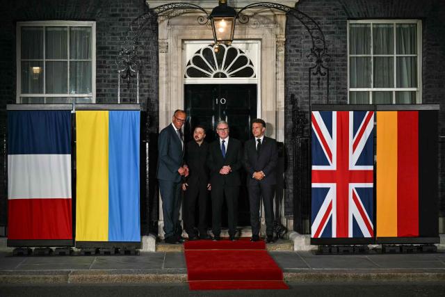 (L-R) Germany's Chancellor Friedrich Merz, Ukraine's President Volodymyr Zelensky, Britain's Prime Minister Keir Starmer and France's President Emmanuel Macron pose on the 10 Downing Street doorstep after a meeting in central London on June 7, 2026. (Photo by Ben STANSALL / POOL / AFP)