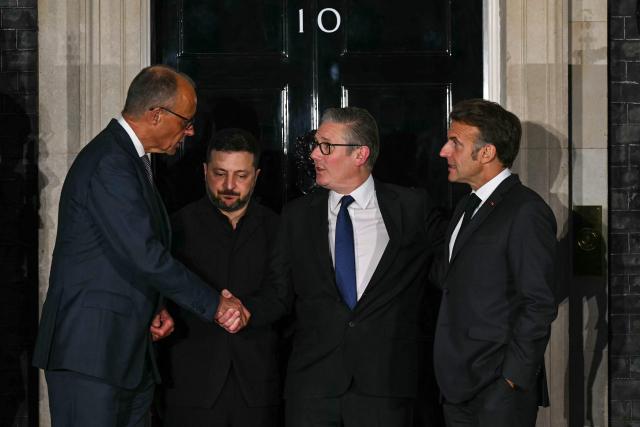 (L to R) Germany's Chancellor Friedrich Merz, Ukraine's President Volodymyr Zelensky, Britain's Prime Minister Keir Starmer and France's President Emmanuel Macron chat on the 10 Downing Street doorstep after a meeting in central London on June 7, 2026. (Photo by Ben STANSALL / POOL / AFP)