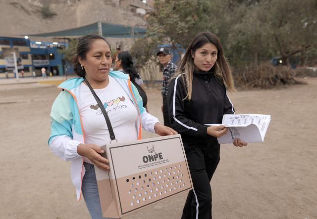 Peruvian election officials move a ballot box for the vote count during the presidential election runoff in San Juan de Lurigancho district, province of Lima, Peru on June 7, 2026. Peruvians will choose their ninth president in 10 years, in a tight runoff election between conservative Keiko Fujimori and leftist Roberto Sanchez who are trying to woo voters fed up with political chaos and rising crime. (Photo by Anthony Nino de Guzman / AFP)