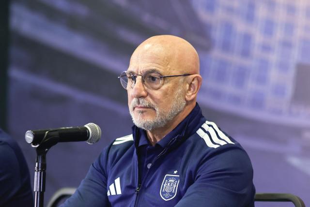 Spain's head coach Luis de la Fuente gestures during a press conference at the Cuauhtemoc stadium in Puebla, Mexico, on June 7, 2026, ahead of the friendly match against Peru as preparation for the FIFA 2026 World Cup. (Photo by Jose CASTANARES / AFP)