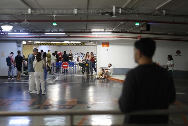 People take cover in a public shelter during a rocket attack alert in Tel Aviv on June 8, 2026. The Israeli military said on June 8 that it had detected a new barrage of missiles launched from Iran, the sixth salvo since the latest flare-up in fighting began the previous day. Israel and Iran traded fire on June 8, seriously testing a fragile truce and threating hopes for a deal to end the Middle East war. (Photo by Ilia YEFIMOVICH / AFP) / Attention editors: AFP covers the war in the Middle East through its extensive regional network, including bureaus in Tehran, Jerusalem, and several neighboring countries. Since the start of the conflict, journalists have been working under increasingly restrictive conditions. Authorities in several countries have limited reporters' movements, photo and live video coverage from sensitive locations. Some governments and armed groups have banned images of missile or drone strikes and other security-related sites. / 