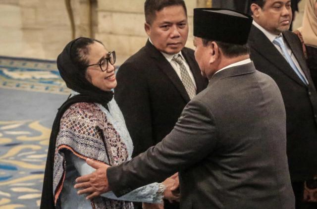 Newly appointed head of the National Nutrition Agency Nanik Deyang (L) shakes hands with Indonesian President Prabowo Subianto (R) during her inauguration ceremony at the Presidential Palace in Jakarta on June 8, 2026. (Photo by AFP)