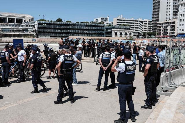 Police officers gather along the promenade in Catalans beach during a media briefing on security measures implemented on Marseille’s beaches, in southeastern France, on June 8, 2026. (Photo by Thibaud MORITZ / AFP)
