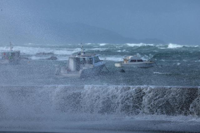 Stormy seas pound the coastline in the Wellington suburb of Island Bay on June 9, 2026. Hundreds of people were forced to evacuate their seaside homes on June 9 in New Zealand's capital as 11-metre high waves lashed the city's south coast. (Photo by Ben STRANG / AFP)
