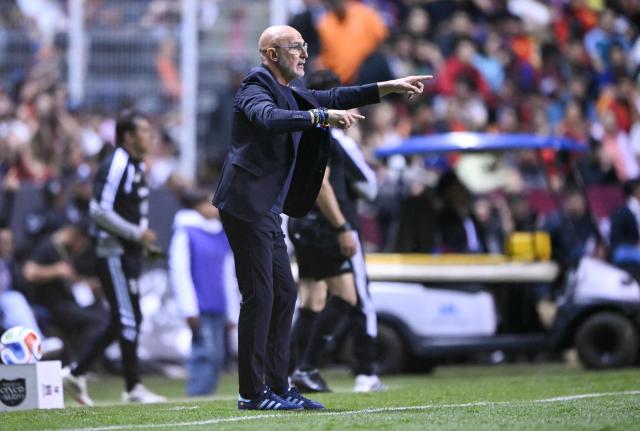 Spain's head coach Luis de la Fuente gestures during the international friendly football match between Peru and Spain at Cuauhtemoc Stadium in Puebla, Mexico, on June 8, 2026. (Photo by CARL DE SOUZA / AFP)