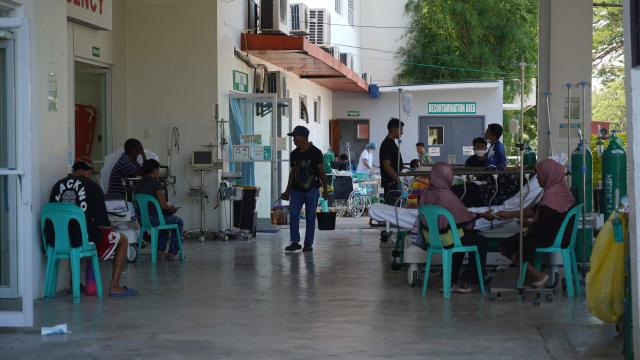 Patients are temporarily stationed outside the Sarangani Provincial Hospital in Alabel on June 9, 2026, after an influx of patients arrived following the 7.8 magnitude earthquake that hit the southern Philippines region. A 7.8-magnitude earthquake in the southern Philippines on June 8 killed at least 35 people, according to provincial authorities, after toppling buildings and sparking tsunami warnings across the region. (Photo by Ferdinandh Cabrera / AFP)