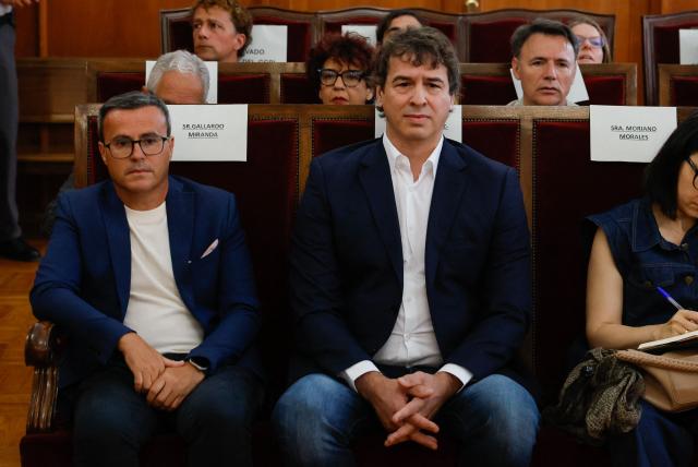 (FILES) David Sanchez (C), brother of Spain's Prime Minister Pedro Sanchez, and Miguel Angel Gallardo (L), the former leader of the Spanish Socialists party PSOE in Extremadura sit at the beginning of their trial at the Provincial Court of Badajoz in Badajoz on May 28, 2026. The trial of the Spanish prime ministers brother over an alleged case of favoritism to obtain a public post was concluded and is now awaiting a verdict as of Tuesday, in one of the main legal fronts affecting Pedro Sánchez. The trial has been held since May 28 in Badajoz, in Extremadura, where the events allegedly took place. (Photo by Andres BALLESTEROS / EFE pool / AFP)