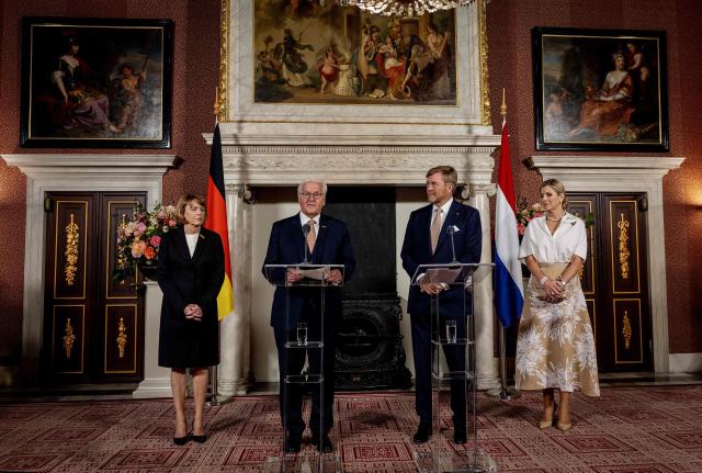 Germany's President Frank-Walter Steinmeier (2nd L) speaks as he delivers a press statement flanked by his wife, German former judge Elke Budenbender (L), Netherlands' King Willem-Alexander (2nd R) and Netherlands' Queen Maxima at the Royal Palace in Amsterdam, on June 9, 2026, during his three-day state visit to the Netherlands. (Photo by Albert Nieboer / ANP / AFP) / Netherlands OUT