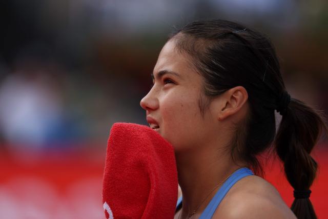Britain's Emma Raducanu rests between games during her round of 32, singles match at the HSBC WTA tennis Championships at Queen's Club in west London on June 9, 2026. (Photo by Adrian Dennis / AFP)