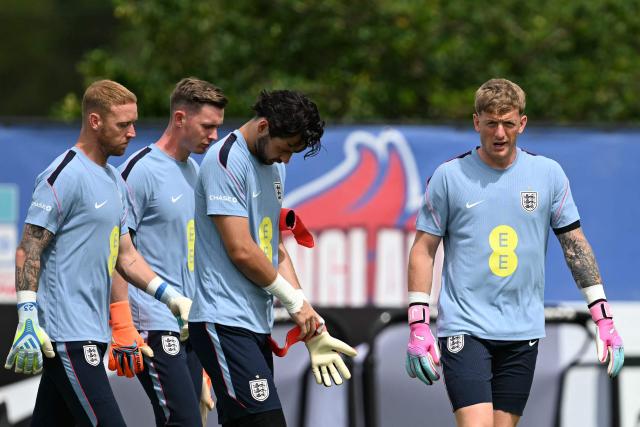 England's goalkeeper #01 Jordan Pickford (R) and his teammates arrive to take part in a training session as part of the team's preparation for its FIFA World Cup football tournament opening match against Croatia at the team's training camp in Palm Beach Gardens on June 9, 2026. (Photo by CHANDAN KHANNA / AFP)
