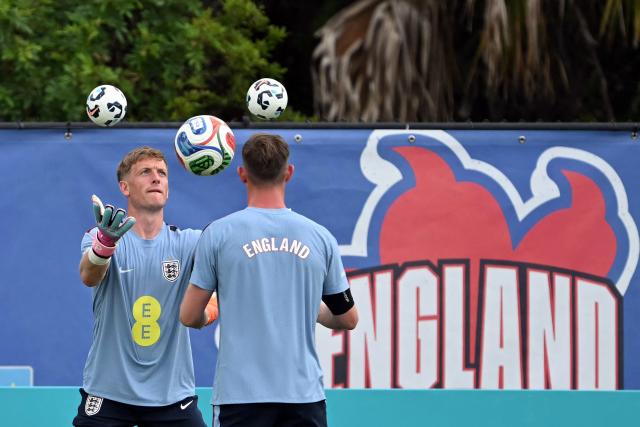 England's goalkeeper #01 Jordan Pickford (L) takes part in a training session as part of the team's preparation for its FIFA World Cup football tournament opening match against Croatia at the team's training camp in Palm Beach Gardens on June 9, 2026. (Photo by CHANDAN KHANNA / AFP)